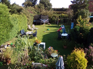 Garten Haus Sandra mit Trampolin, Schaukeln,Sitzecken