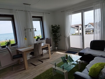 Wohnzimmer mit Meerblick und  Balkon